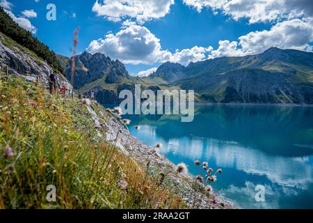 Ein Wandertag in den Alpen in Österreich am und über dem Lünersee Foto Stock