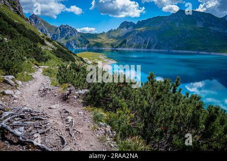 Ein Wandertag in den Alpen in Österreich am und über dem Lünersee Foto Stock