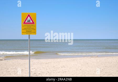 Pericolo nuoto consentito a 25 metri dal molo - cartello sulla spiaggia di Callantsoog, Olanda settentrionale, nei Paesi Bassi Foto Stock