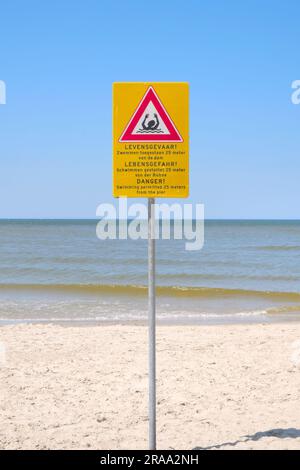 Pericolo nuoto consentito a 25 metri dal molo - cartello sulla spiaggia di Callantsoog, Olanda settentrionale, nei Paesi Bassi Foto Stock