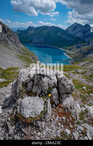 Ein Wandertag in den Alpen in Österreich am und über dem Lünersee Foto Stock