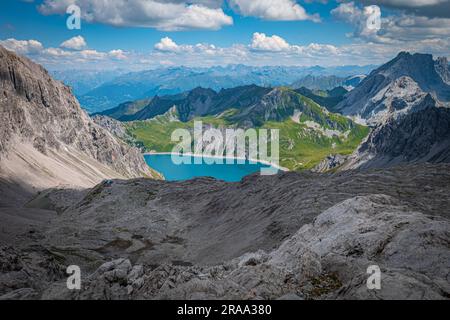 Ein Wandertag in den Alpen in Österreich am und über dem Lünersee Foto Stock