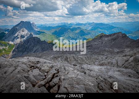 Ein Wandertag in den Alpen in Österreich am und über dem Lünersee Foto Stock