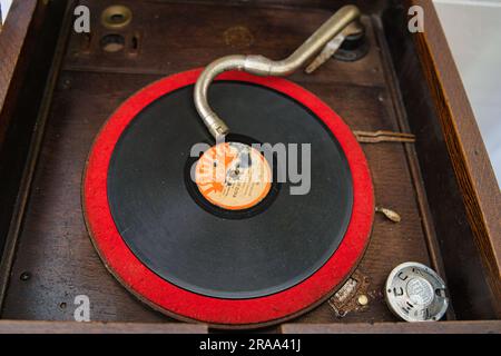 Vintage and Antique record Player all'interno della casa di colonia risale agli anni '1870, situata nel villaggio artigianale di Mahe Seychelles Foto Stock