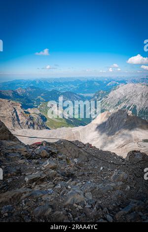 Ein Wandertag in den Alpen in Österreich am und über dem Lünersee Foto Stock