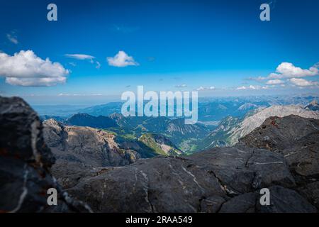 Ein Wandertag in den Alpen in Österreich am und über dem Lünersee Foto Stock