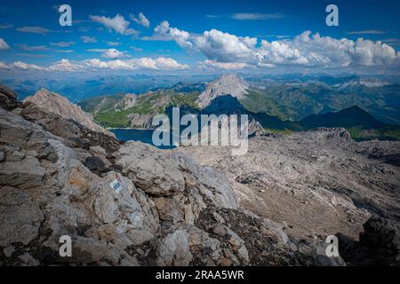 Ein Wandertag in den Alpen in Österreich am und über dem Lünersee Foto Stock