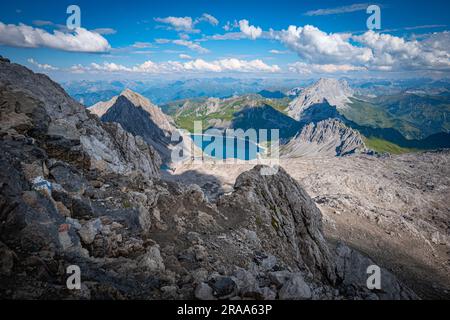 Ein Wandertag in den Alpen in Österreich am und über dem Lünersee Foto Stock