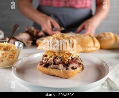 Estratto di carne di maiale con sandwich coleslaw Foto Stock