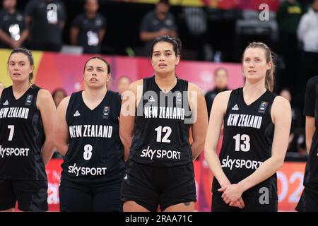 2 luglio 2023; The Quaycenter, Sydney Olympic Park, Sydney, NSW, Australia: FIBA Womens Asia Cup 2023 3rd Place Game, Australia contro nuova Zelanda; giocatori neozelandesi durante il loro inno nazionale Credit: Action Plus Sports Images/Alamy Live News Foto Stock