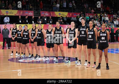 2 luglio 2023; The Quaycenter, Sydney Olympic Park, Sydney, NSW, Australia: FIBA Womens Asia Cup 2023 3rd Place Game, Australia contro nuova Zelanda; giocatori neozelandesi durante il loro inno nazionale Credit: Action Plus Sports Images/Alamy Live News Foto Stock