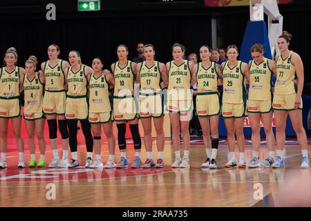 2 luglio 2023; The Quaycenter, Sydney Olympic Park, Sydney, NSW, Australia: FIBA Womens Asia Cup 2023 3rd Place Game, Australia contro nuova Zelanda; giocatori australiani durante il loro inno nazionale Credit: Action Plus Sports Images/Alamy Live News Foto Stock