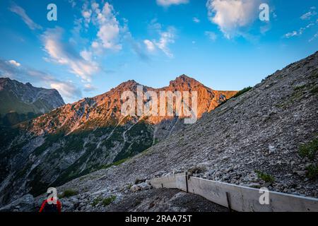 Ein Wandertag in den Alpen in Österreich am und über dem Lünersee Foto Stock