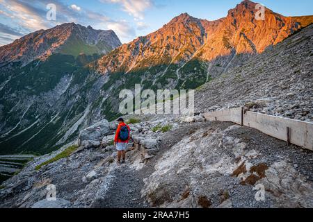 Ein Wandertag in den Alpen in Österreich am und über dem Lünersee Foto Stock