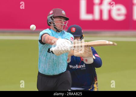 Londra, Regno Unito. 2 luglio 2023. Jason Roy di Surrey viene colpito da una consegna di Daniel Sams mentre Surrey affronta gli Essex Eagles nel Vitality T20 Blast cricket match al Kia Oval. Credito: David Rowe/Alamy Live News Foto Stock