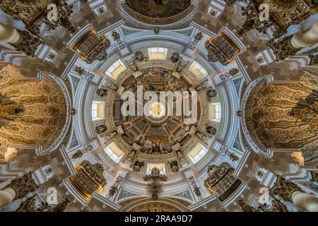 Siviglia, Spagna - 16 giugno 2023: Veduta interna ad ampio angolo della Cupola e del ceilling di stile barocco della Chiesa di San Luis de los Franceses. Foto Stock