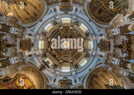 Siviglia, Spagna - 16 giugno 2023: Vista panoramica interna della Cupola e ceilling di stile barocco della Chiesa di San Luigi di Francia (San Luis de los Franc Foto Stock