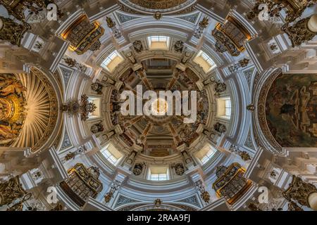 Siviglia, Spagna - 16 giugno 2023: Veduta interna ad ampio angolo della Cupola e del ceilling di stile barocco della Chiesa di San Luis de los Franceses. Foto Stock