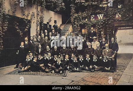 Un raduno degli artisti al Gloucester Three Choirs Music Festival, 1904, nel cortile medievale del New Inn Hotel. I tre cori sono mostrati qui dopo la colazione data in loro onore dal decano e capitolo l'ultimo giorno della festa. Data: 1904 Foto Stock