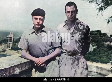 Edoardo, principe di Galles, poi re Edoardo VIII e poi duca di Windsor (1894 - 1972), raffigurato con suo fratello minore, il principe Giorgio, poi duca di Kent (1902 - 1942) durante una vacanza sulla Riviera di Biarritz, in Francia nel 1932. Entrambi i fratelli reali sono vestiti alla moda con abiti casual. Il principe di Galles adotta in modo rakishly un berretto francese. Data: 1932 Foto Stock