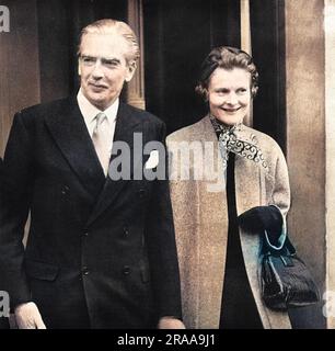 Robert Anthony Eden, i conte di Avon e Lady Eden lasciano la casa londinese a Carlton Gardens. Poche ore dopo Sir Anthony aveva accettato la Premiership dalla Regina in successione a Sir Winston Churchill. Data: 1955 Foto Stock