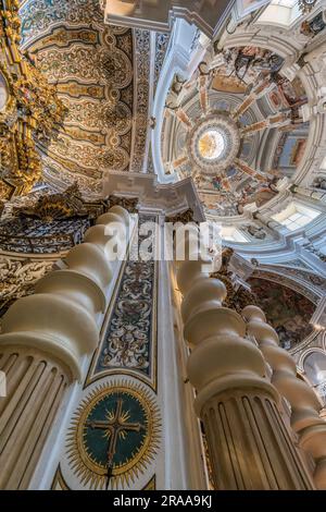 Siviglia, Spagna - 16 giugno 2023: Vista panoramica interna delle colonne, della cupola e della chiesa di San Luis de los Franceses in stile barocco. Foto Stock