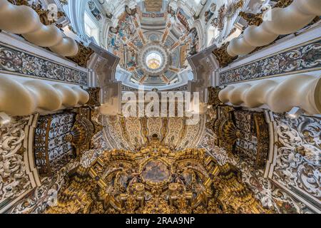 Siviglia, Spagna - 16 giugno 2023: Vista panoramica interna della pala d'altare di San francesco Borgia, delle colonne e della cupola della chiesa di San Luis de los Franceses. Foto Stock