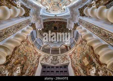 Siviglia, Spagna - 16 giugno 2023: Ampia vista interna della porta principale, delle colonne e dei murales allegorici della chiesa di San Luis de los Franceses. Foto Stock