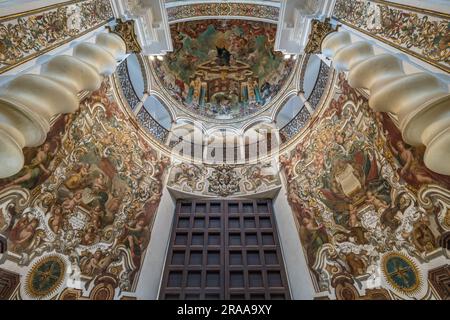 Siviglia, Spagna - 16 giugno 2023: Vista panoramica interna della porta principale e delle colonne e murales allegorici presso la chiesa di San Luigi di Francia (San Luis Foto Stock