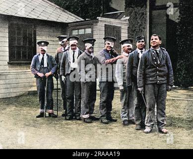 Un allegro gruppo di soldati ciechi nella foto di St. L'ostello di Dunstan, Regent's Park, Londra. St Dunstan's, vicino alla porta di Hannover nel parco, allestito da Mr. C. Arthur Pearson, è stato creato per riabilitare i soldati accecati, per aiutarli ad acquisire le abilità per la vita quotidiana e per aiutarli ad imparare un mestiere per trovare un impiego. Data: 1915 Foto Stock