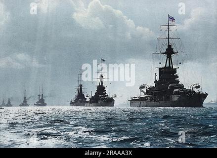 La flotta Britannica era concentrata a Spithead una quindicina di giorni prima dello scoppio della guerra mondiale I. ventidue chilometri di navi da guerra che vanno da Dreadnoughts al cacciatorpediniere passati in processione prima di Re Giorgio V e il Principe di Galles. Data: 1914 Foto Stock