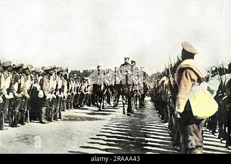 Lo zar Nicola II di Russia ispezionava le truppe al tempo della prima guerra mondiale La forza di guerra della Russia all'inizio della guerra era di almeno 2,8 milioni di uomini. Data: c. 1914 Foto Stock