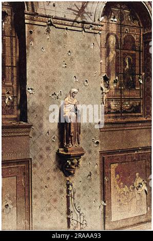 Danni di guerra in una chiesa appartenente a un convento di suore nella città francese di Ypres durante la prima guerra mondiale. Data: 1916 Foto Stock