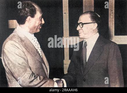 I primi colloqui faccia a faccia tra il presidente egiziano Anwar Sadat (1918-1981) e il primo ministro israeliano Menachem BEGIN (1913-1992). Sadat divenne il primo leader arabo a mettere piede in Israele nei suoi 29 anni di esistenza quando arrivò a Tel Aviv all'inizio della sua visita di due giorni. Data: Novembre 77 Foto Stock