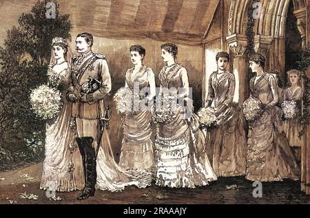 La coppia reale lascia la chiesa di Whippingham sull'isola di Wight come marito e moglie, seguiti dalle loro otto bridesmaids. Data: 1885 Foto Stock