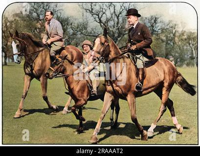 Un'istantanea brezza scattata al Windsor Great Park della principessa Elisabetta (regina Elisabetta II) in sella con suo zio il duca di Gloucester (a sinistra) e Mr Owen, padrone al Castello di Windsor. Data: 1935 Foto Stock