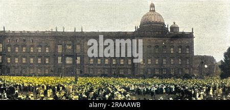 Sull'orlo della guerra. La scena al Palazzo Imperiale di Berlino la sera del 31 luglio 1914, mentre il Kaiser Guglielmo II si rivolge alla folla riunita da un balcone, sostenendo che "la spada è stata forzata nella nostra mano". Il giorno seguente fu dichiarata guerra alla Russia, quest'ultima si mobilitò in sostegno della Serbia. Data: Ago-14 Foto Stock