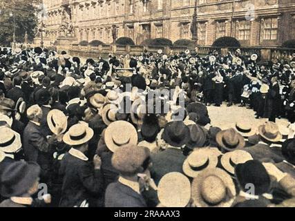 Il principe ereditario Guglielmo, figlio maggiore del Kaiser, viene acclamato mentre lascia il Palazzo Imperiale in un'auto a tetto aperto a seguito della dichiarazione di guerra tedesca alla Russia Data: 01-ago-14 Foto Stock