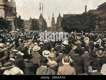 In seguito alla dichiarazione di guerra contro la Russia, il Kaiser Guglielmo II viene acclamato fuori dal Palazzo Imperiale di Berlino Data: 01-ago-14 Foto Stock