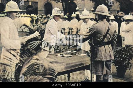 Sir Charles Tegart presenta medaglie speciali agli agenti di polizia di Calcutta durante la rivolta della "disobbedienza civile" incoraggiata dalla campagna di Gandhi. Sir Charles Tegart (1881 - 1946) ufficiale di polizia coloniale e specialista in antiterrorismo e sicurezza. La carriera di Tegart iniziò a Calcutta durante il governo britannico, dove assunse la carica di Commissario della polizia prima di diventare membro del Consiglio indiano del Segretario di Stato nel 1931. Ha ottenuto il riconoscimento per aver mantenuto una stretta influenza sulla sicurezza durante il suo mandato in India, ed era un oppositore del nazionalismo indiano ed era noto per il suo ciao Foto Stock