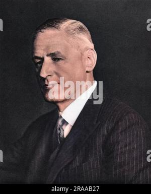 Sir Charles Tegart (1881 - 1946) ufficiale di polizia coloniale e specialista in antiterrorismo e sicurezza. La carriera di Tegart iniziò a Calcutta durante il governo britannico, dove assunse la carica di Commissario della polizia prima di diventare membro del Consiglio indiano del Segretario di Stato nel 1931. Ottenne il riconoscimento per aver mantenuto una stretta pressione sulla sicurezza durante il suo mandato in India, ed era un oppositore del nazionalismo indiano ed era noto per le sue spietate tecniche di tortura. Considerato un nemico dai combattenti indiani per la libertà, sopravvisse a numerosi tentativi di assassinio. Nel 1938 fu mandato Foto Stock