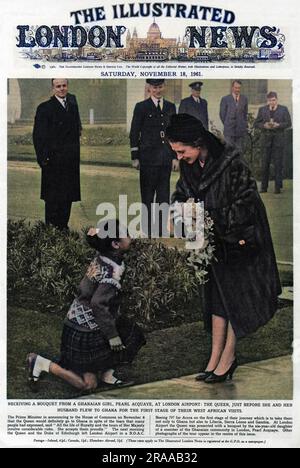 La Regina riceve un bouquet di fiori da una ragazza Ghana, Pearl Acquaye, all'aeroporto di Londra, poco prima che la Regina e il Duca di Edimburgo volassero in Ghana per la prima fase delle loro visite in Africa occidentale. Data: 1961 Foto Stock