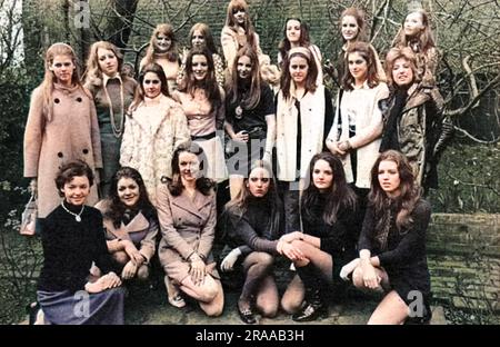 Un gruppo di venti ragazze scelte tra 200 hopefuls per partecipare all'evento di apertura della stagione londinese, il Berkeley Dress Show (ex Berkeley Debutante Dress Show) che si terrà nell'aprile 1970. Data: 1970 Foto Stock