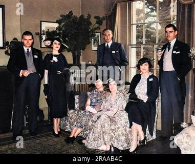 Un gruppo presente alla Old Malt House di Bracknell, per una festa in casa Ascot ospitata da Mr e Mrs William Garthwaite. Il gruppo mostra, da sinistra, la signora Charles Sweeny, la signora Charles Sweeny (ex Miss Margaret Whigham, poi Duchessa di Argyll), l'onorevole Ian Macalpine, figlia maggiore di Lord Bethell, l'onorevole Edward Barford, figlia di Lord Ashfield, la padrona di casa, unica figlia di Lord Duveen, L'ospite e il signor Edward Barford. Data: 1934 Foto Stock