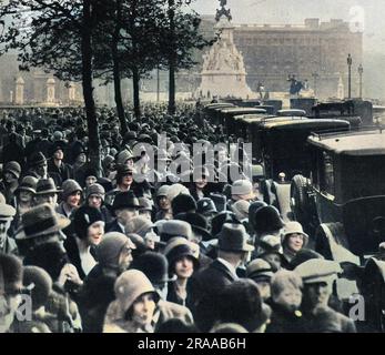 Una vista familiare nel centro di Londra durante la stagione - una lunga fila di auto che si snodano lungo il Mall verso Buckingham Palace. All'interno ci sono debutantes e altre signore che devono essere presentate a corte, tutte sotto il controllo delle folle che si riuniscono per guardare. Data: 1930 Foto Stock