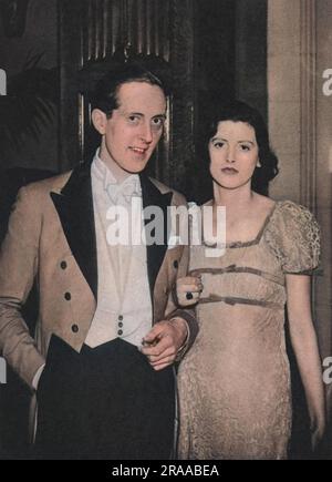 Society Beauty, Diana Hermione Bethell, e la sua fidanzata, Richard Blow al Berkeley Hunt Ball nel 1939. Data: 1939 Foto Stock