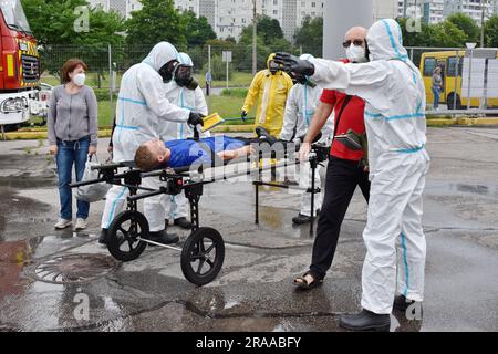 29 giugno 2023, Zaporizhzhia, Ucraina: I medici che indossano tute di protezione dalle radiazioni controllano il livello di radiazioni dei passeggeri di un autobus durante l'addestramento sull'esposizione alle radiazioni a Zaporizhzhia. A Zaporizhzhia si è tenuta una formazione speciale su larga scala in grado di affrontare condizioni reali per prepararsi a un possibile disastro presso la centrale nucleare di Zaporizhzhia. I dipendenti della Zaporizhzhia Oblast Military Administration, le autorità locali, il servizio di emergenza statale dell'Ucraina, membri delle forze dell'ordine e servizi speciali sono stati coinvolti nella formazione. Durante la formazione Foto Stock