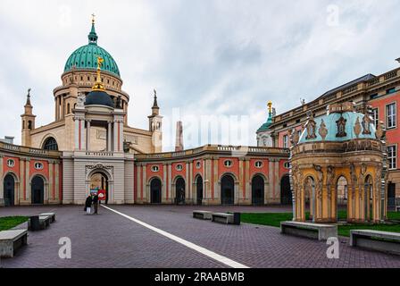 Ingresso del portale fortuna dell'edificio del Parlamento statale e cupola verde di St Chiesa di Nikolaikirche, Potsdam, Brandeburgo Foto Stock