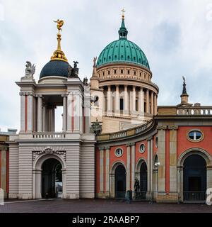 Ingresso del portale fortuna dell'edificio del Parlamento statale e cupola verde di St Chiesa di Nikolaikirche, Potsdam, Brandeburgo, Germania Foto Stock