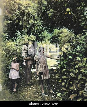 Daphne du Maurier e la famiglia nella loro casa cornica: Qui in giardino con i suoi tre figli, Flavia, Tessa e Christian. Data: 1944 Foto Stock